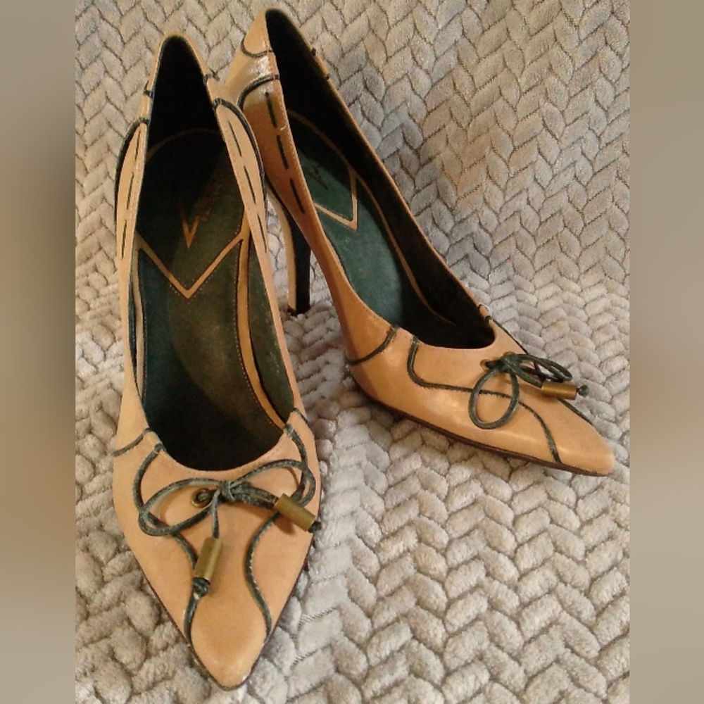 1954 Vince Camuto Pumps